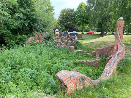 Meterhohe Brennesseln im Steingarten - Stadtgrundriss, Skulptur in Bremen-Kattenturm, Bremen Obervieland (Foto: 05-2020, Jens Schmidt)