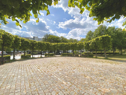 Der gepflasterte Platz des Lindenrondells auf dem Cato-Bontjes-van-Beek-Platz in Bremen-Kattenturm (Foto: 05-2020, Jens Schmidt)