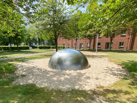 Die silberne Halbkugel auf dem Cato-Bontjes-van-Beek-Platz in Kattenturm soll als Spielfläche für Kinder dienen (Foto: 05-2020, Jens Schmidt)