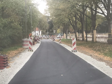 Der Autoverkehr an der Habenhauser Landstraße wird über den ehemaligen Fußweg geleitet (Foto 10/2018)