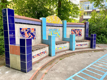 Sitzskulptur und Spielfeld aus Keramikfliesen - Regionale Suche