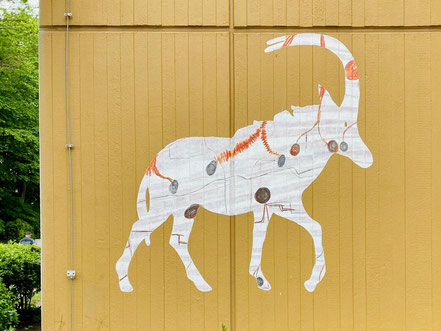 Verschiedene übergroße Bilder von phantasievoll colorierten afrikanischen Wildtieren an den Gebäuden der Grundschule Alfred-Faust-Straße in Bremen-Kattenesch, Bremen Obervieland (Foto: 05-2020, Jens Schmidt)