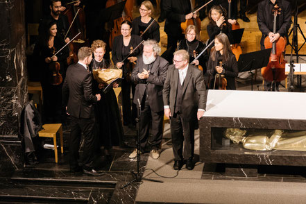  Uraufführung der Kantate Dorothea von Joël von Moos in Sachseln, mit Nadja Räss, Wolfgang Sieber, Eberhard Rex, Luzerner Sängerknaben und Orchester Santa Maria. Im Rahmen des Gedenkjahres Mehr Ranft 600 Jahre Niklaus von Flüe ( Bruder Klaus )