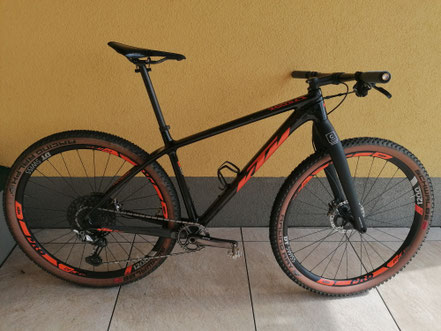 KTM 7,9 kg Uphill Racebike mit Carbon Starrgabel