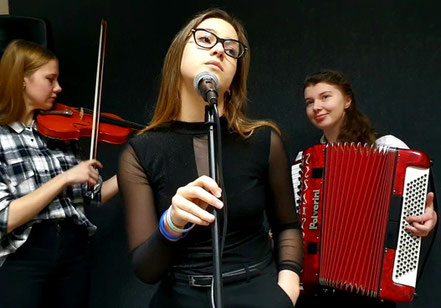 Des lycéennes polonaises se préparant au festival de chanson francophone Nuits du monde en Pologne