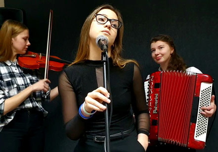 Des lycéennes polonaises se préparant au festival de chanson francophone Nuits de Pologne 2021