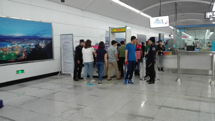 中国　大連地下鉄　手荷物検査