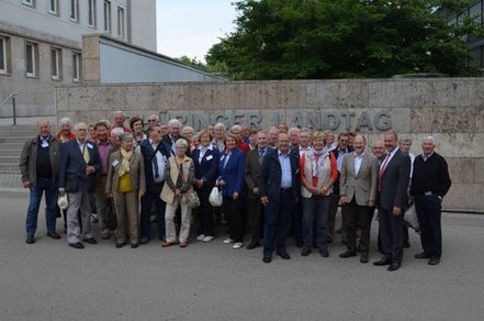 Die Reisegruppe mit thüringischen Regierungsvertretern (vorne                                            rechts) vor dem Thüringer Landtag in Erfurt.