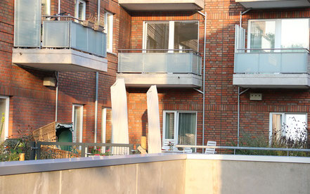 Zwischen den dicht „gedrängten“ Balkonen und Terrassen sollen auch noch Spatzen wohnen?!?