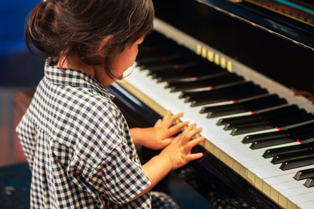 ピアノの練習が嫌いで練習しない子どもの画像