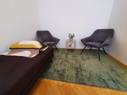 Psychoanalytische Couch in der psychiatrischen und psychotherapeutischen Praxis Dr. Stefan Weilbuchner, 1020 Wien