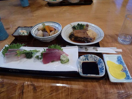 高知県なのでカツオの刺身、食事は丁寧に作られて美味しかった。