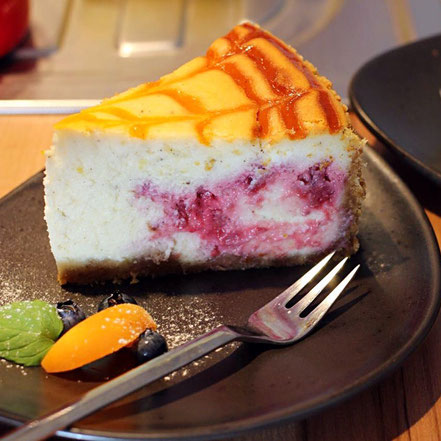 08 | Himbeer-Mango-Cheesecake in angeschnitten