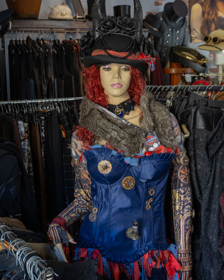 steampunk store bochum mit viel ausgefallener kleidung für damen und herren