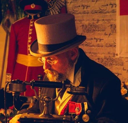Sir William aka Christian Preuß in seinem Element. Er fälscht Fantasy Dokumente wie Luftschiffkapitänspatente oder Prinzessinen Ausweise in der Steampunk Station