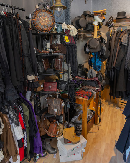 steampunk shop bochum mit tollen steampunk outfits für damen und herren sowie handtaschen und ledertaschen