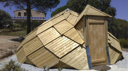 Zome en bois avec bardage, dédié à la méditation. Ce zome a été réalisé en Espagne sur la Costa Brava. La structure comporte 13 côtés