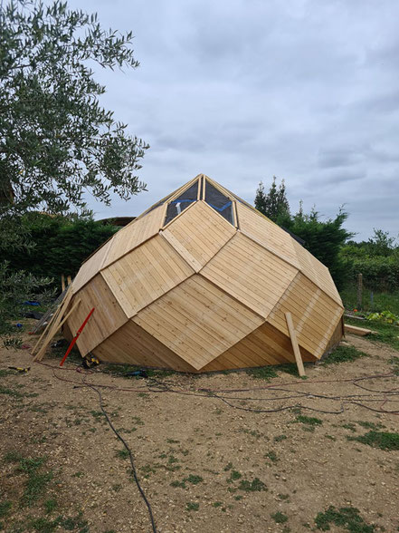 Zome 9 de 20m² avec bardage en bois. Scture installée près de Bordeaux, ce zome est dédié à la pratique du Reiki et de la méditation.