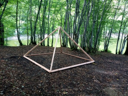 Pyramide en bois de type Kheops, largeur 3,14m et hauteur de 2m. Idéale pour la méditation ou electroculture