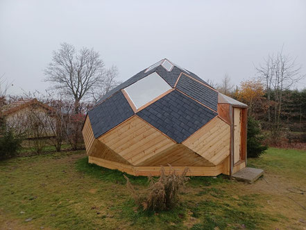 Zome 8 de 20m² avec mix de bardage mélèze et bardeaux en shingle. Habillage en cuivre et fenêtres en double vitrage. Cette structure a été réalisé pour un bureau de géobiologie.