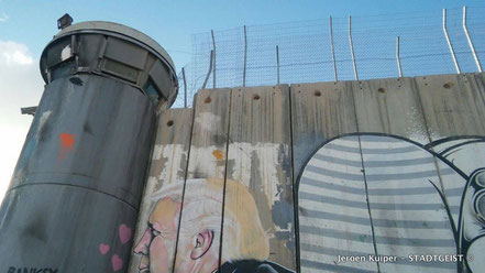 De 7 meter hoge muur, die Bethlehem van Jeruzalem scheidt. Ter vergelijking: De Berlijnse Muur was maximaal 3,60 hoog.
