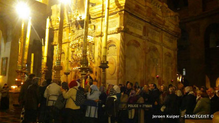 Middernacht in de Kerk van de wederopstanding, bij het graf van Jezus.