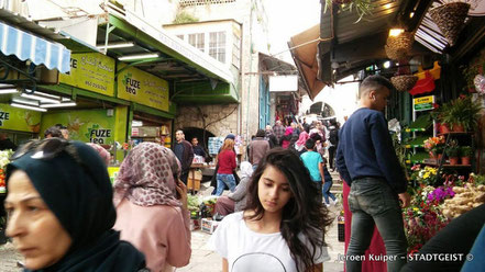 Op de Mahane Yehuda markt: overdag veel Palestijnse groente-handelaren, 's avonds partyzone voor jonge Israeli's
