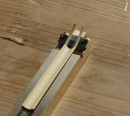 Ein mit dem Reeds 'n Stuff- Vorhobel gefertigtes Holz kann mit dem Michel-Vorhobel noch dünner geschnitten werden.