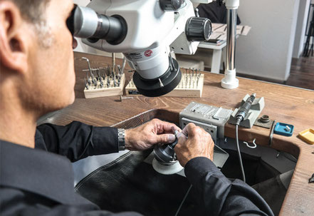 Juwelenfasser Johannes Wolf am Mikroskop