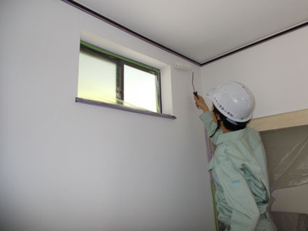 マンション室内壁塗装中