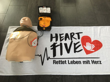 Defibrillator mit Puppe