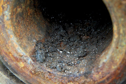 Quecksilberperlen in einem Erdgas-Förderrohr