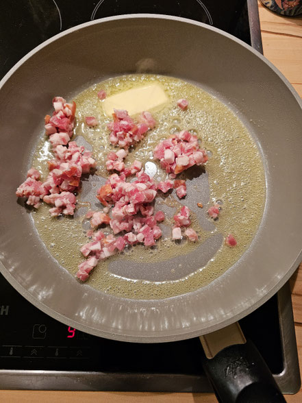 Speck in der Pfanne anbraten für eine leckere Quiche Lorraine