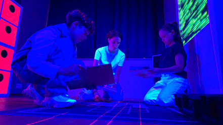Gemeinsam rätseln die Jugendlichen und Kinder im Escape Room in der Region Luzern. Das Rätselspiel findet indoor statt und ist wetterunabhängig an einem Regentag für Kinder geeignet.