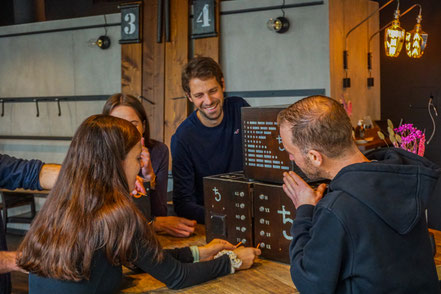Gemeinsam rätseln die Lernenden an auf ihrem Lehrlingsevent. Das mobile Escape Game eignet für jeden Lehrlingsausflug und kann standortunabhängig gespielt werden kann. Die mysteriösen Rätselboxen fordert die Auszubildenden zur Teamchallenge heraus.