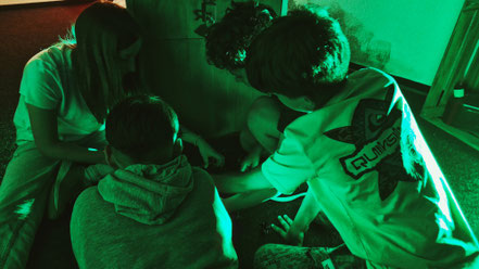 Gemeinsam rätseln die Jugendlichen und Kinder im Escape Room in der Region Aargau/Zofingen. Das Rätselspiel findet indoor statt und ist wetterunabhängig an einem Regentag für Kinder geeignet.