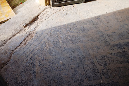 Der Mosaikboden war stark verschmutzt und wies Fehlstellen und Risse auf. 