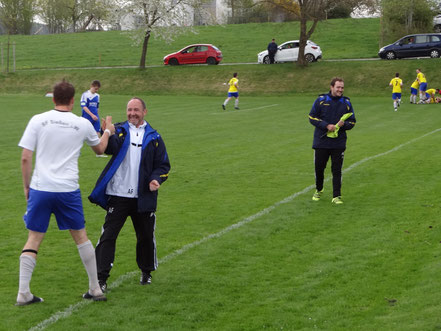 Pure Erleichterung nach dem 2:1. Coach Alex Frey freut sich im Vordergrund, während im Hintergrund die Spieler jubeln.