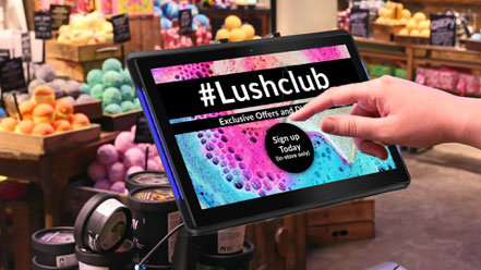 Regal mit Touch Display für mehr Information oder Beschreibung