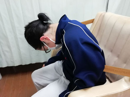一瞬のうちに反動で、首は急激に前方へしなる