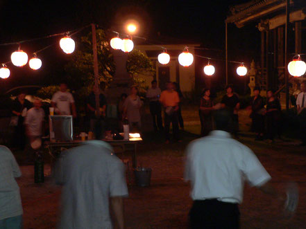 雲西寺境内にて行われた盆踊りの写真