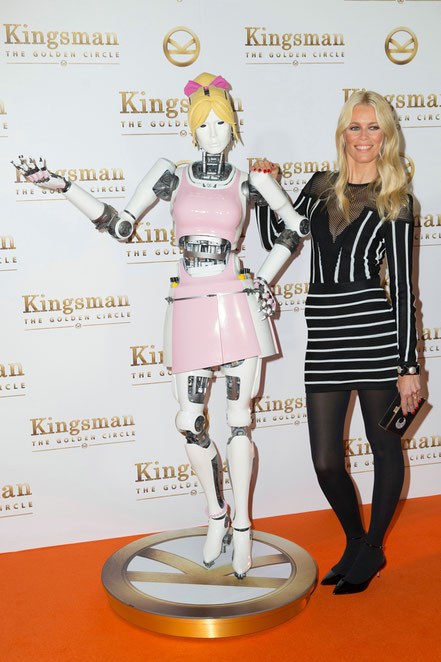 Kingsman The Golden Circle - Claudia Schiffer with The Beauty Bot - Fox - kulturmaterial