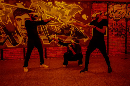 Voller Einsatz ist von der Poltergruppe am Junggesellenabschied im Aargau gefragt! Das Virtual Adventure in Zofingen ist eine actionreiche Idee für Euren Poltertag. In verschiedenen Spielwelten werden mit VR-Brillen Battles ausgetragen.