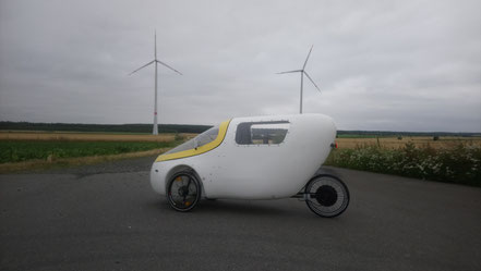 Modifiziertes Velomobil des Typs Leiba Cargo mit Generator-Motor-Einheit (serieller Hybrid)