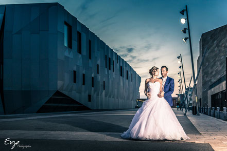 Jeunes mariés radieux devant le Conservatoire Darius Milhaud : Une Séance Photo Inoubliable