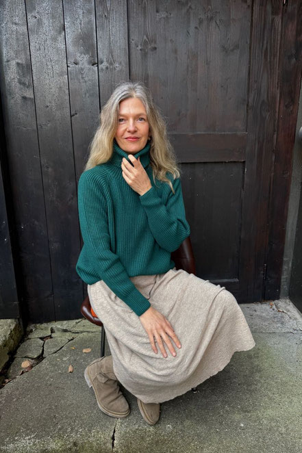 Grüner Cashmere-Rollkragenpullover von That’s Alyki – italienische Mode aus feinstem Cashmere, erhältlich bei Vergissmeinnicht – RoccoDaCruse in Miesbach, nahe Tegernsee, Schliersee & Holzkirchen.