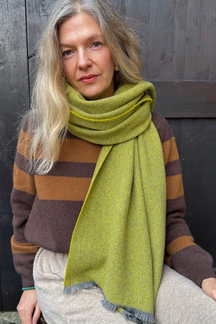 Brauner Streifenpullover aus italienischem Cashmere mit limefarbenem Schal von That’s Alyki – nachhaltige Damenmode bei Vergissmeinnicht – RoccoDaCruse in Miesbach, Region Tegernsee & Bad Tölz.