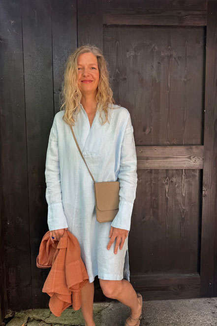 Hellblaues Leinenkleid von By Basics - jetzt natürliche & stilvolle Mode bei Vergißmeinnicht-RoccoDaCruse in Miesbach entdecken