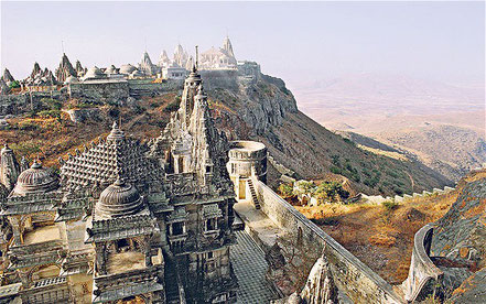 Le Gujarat : un état qui mérite d'être connu : réserves naturelles, plages paradisiaques, coutumes ancestrales,  architectures originales. Ici, Palitana et ses remarquables temples. 