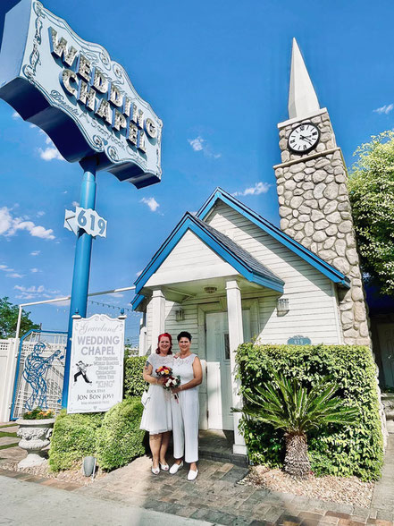 Zwei Bräute vor der LGBTQ+ freundlichen Graceland Wedding Chapel in Las Vegas bei einer modernen Zwillingshochzeit